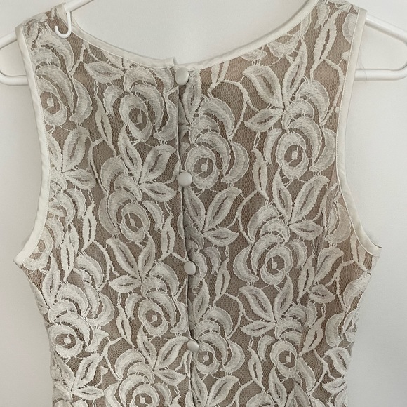 White lace, sleeveless top. - Picture 2 of 3